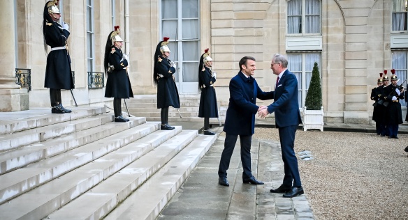 Českého předsedu vlády Petra Fialu při příjezdu na summit uvítal francouzský prezident Emmanuel Macron, 26. února 2024.