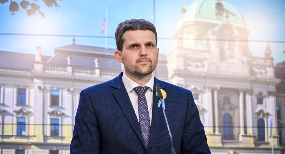 Na tiskové konferenci shrnul závěry jednání vlády ministr životního prostředí Petr Hladík, 10. května 2023.