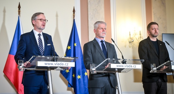 Na tiskové konferenci vystoupili premiér Petr Fiala, prezident republiky Petr Pavel a 1. vicepremiér a ministr vnitra Vít Rakušan, 21. prosince 2023.