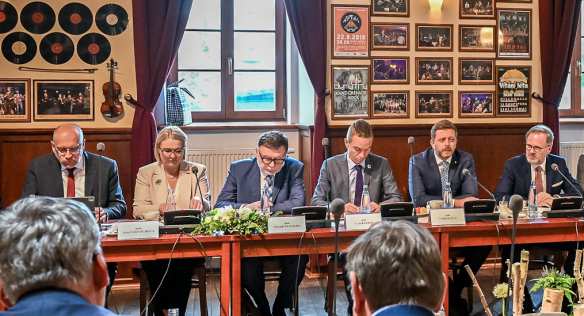 Vláda se na výjezdním zasedání ve Vimperku zabývala regionálními tématy Jihočeského a Plzeňského kraje