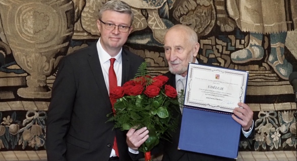 Cenu předsedy Rady pro výzkum, vývoj a inovace obdržel Václav Větvička, 30. října 2019.