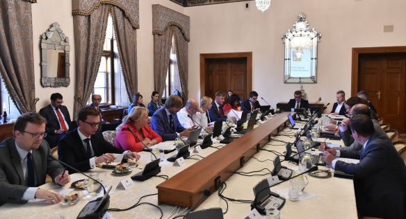 Před jednáním vlády v Hrzánském paláci, 12. září 2018.
