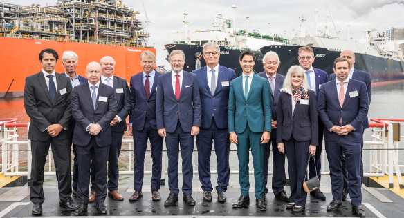 Společné foto účastníků slavnostního otevření LNG terminálu v Nizozemsku, 8. září 2022.