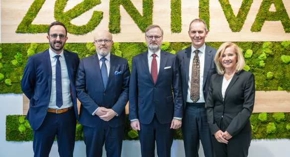 Společné foto členů vlády a vedení firmy Zentiva, 19. ledna 2023.