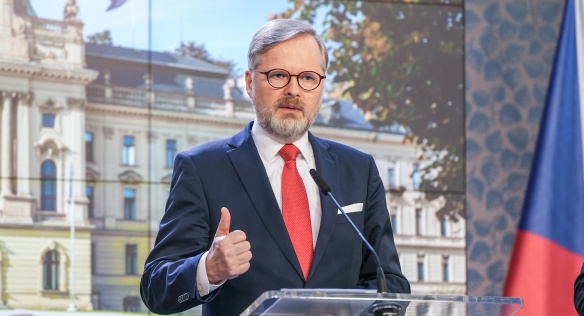 Premiér Petr Fiala na tiskové konferenci po jednání novinářům mimo jiné zdůvodnil plánovanou transformaci České pošty, 22. března 2023.
