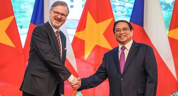 Premiér Petr Fiala spolu s vietnamským předsedou vlády Pham Minh Chinhem, 21. dubna 2023.