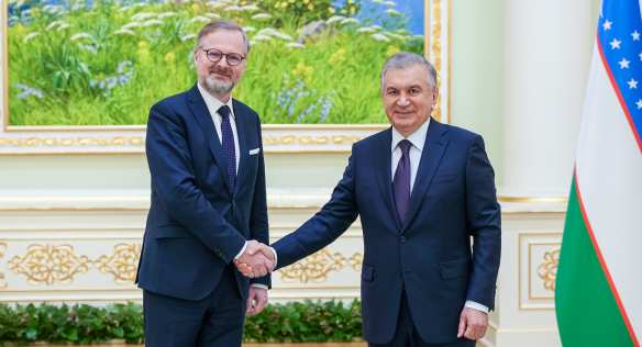 Premiér Petr Fiala se setkal s uzbeckým prezidentem Šavkatem Mirzijojevem, 25. dubna 2023.