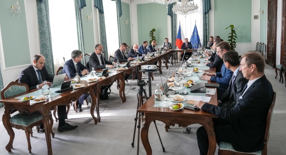 Premiér Petr Fiala jednal se zástupci dodavatelů energií, ERÚ a ČSÚ, 4. května 2023.
