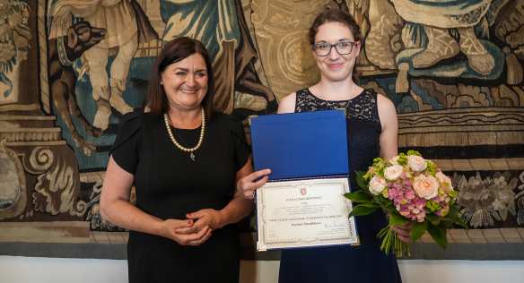 Ministryně pro vědu, výzkum a inovace Helena Langšádlová s laureátkou ceny Barborou Šmahlíkovou, 8. června 2023.