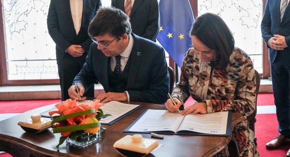 Vedoucí Úřadu vlády Jana Kotalíková a děkan FEL ČVUT Petr Páta podepisují memorandum o spolupráci v oblasti kyberbezpečnosti, 14. listopadu 2023.