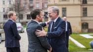 Český premiér Petr Fiala a prezident Francie Emmanuel Macron podepisují akční plán strategického partnerství obou zemí, 5. března 2024.