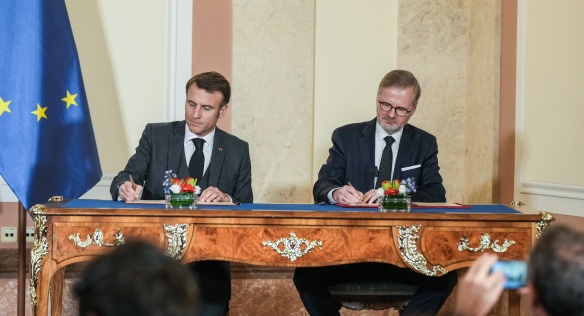 Český premiér Petr Fiala a prezident Francie Emmanuel Macron podepisují akční plán strategického partnerství obou zemí, 5. března 2024.
