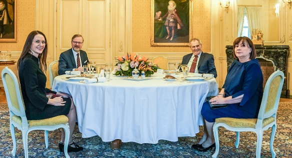 Premiér Fiala s chotí Janou a prezident Zeman s chotí Ivanou na novoročním obědě v Lánech, 2. ledna 2022. 