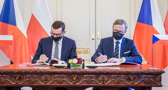 Petr Fiala a Mateusz Morawiecki podepsali dohodu týkající se polského dolu Turów, 3. února 2022.