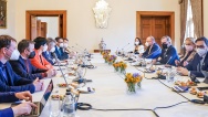 Tisková konference po jednání zástupců vlády, Parlamentu a opozice k zahraniční politice v Hrzánském paláci, 28. února 2022.