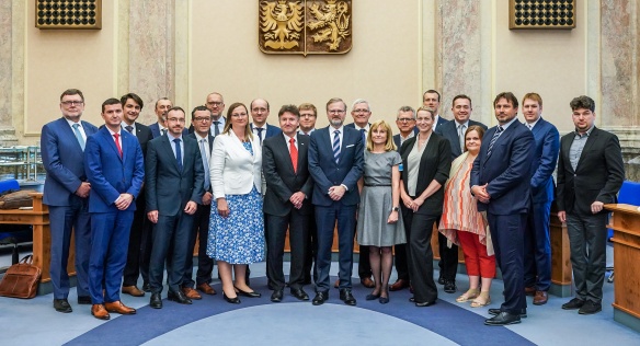 Společná fotografie účastníků prvního jednání členů vlády s představiteli profesních komor, 2. června 2022.