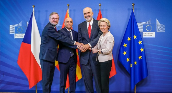 Společná fotografie premiéra Fialy a předsedkyně EK von der Leyenové s premiéry Albánie E. Ramou a Severní Makedonie D. Kovačevskim, 19. července 2022