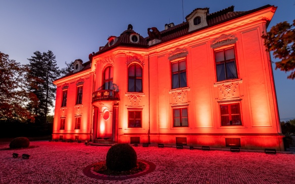 Kramářova vila se 21. října 2021 zahalila do červené barvy. Úřad vlády se tak připojil k podpoře kampaně Dřív než bude pozdě.
