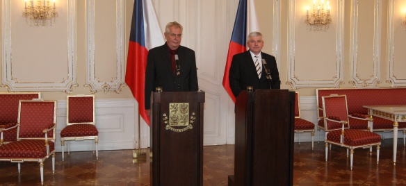 Prezident Miloš Zeman a předseda vlády Jiří Rusnok na tiskové konferenci po jednání s OKD. Zdroj: archiv KPR