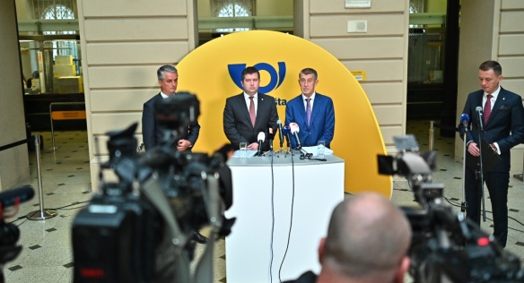Premiér Andrej Babiš a první vicepremiér Jan Hamáček na tiskové konferenci po jednání s vedením České pošty, 4. října 2019.