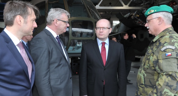 Premiér jednal o perspektivě výcvikového centra ve Vyškově, 18. dubna 2015.