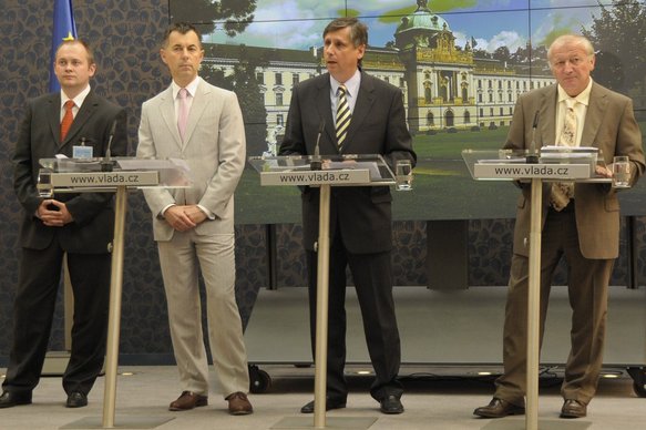 TK po jednání vlády. Zleva M. Hašek, hejtman Jihomoravského kraje; G. Slamečka, ministr dopravy; premiér J. Fischer a E. Janota, ministr financí
