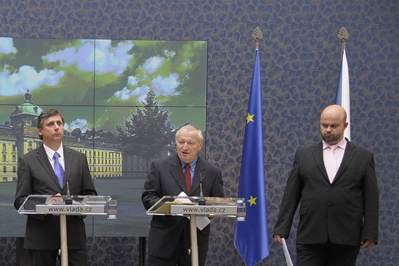 TK po zasedání vlády. Zleva: premiér Jan Fischer, ministr financí Eduard Janota a ministr vnitra Martin Pecina, 19.10.2009