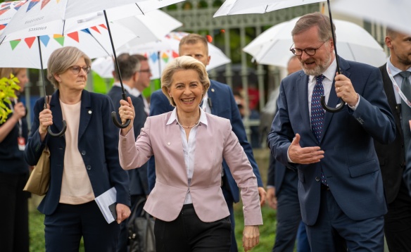 Předsedkyně Evropské komise Ursula von der Leyenová a premiér Petr Fiala jdou do litomyšlského zámku na jednání vlády s kolegiem EK, 1. července 2022.