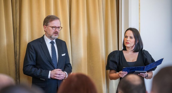 Premiér Petr Fiala spolu s vedoucí Úřadu vlády ČR Janou Kotalíkovou během udělování medailí Karla Kramáře, 8. května 2022.