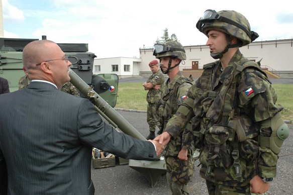 Ministr obrany Barták na návštěvě velitelství 4. brigády rychlého nasazení v Žatci. Zdroj: Ministerstvo obrany