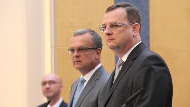 Premiér Petr Nečas a ministr financí Miroslav Kalousek na tiskové konferenci po jednání vlády, 15. srpna 2012 