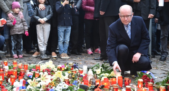Premiér Sobotka uctil u francouzské ambasády v Praze památku obětí útoku v Paříži.