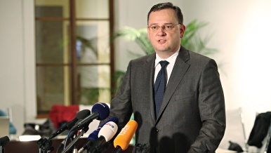 Premiér Petr Nečas hovoří v tiskovém atriu Poslanecké sněmovny