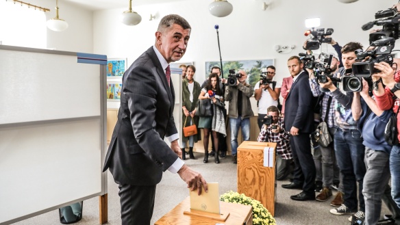 Premiér Andrej Babiš ve volební místnosti v Průhonicích, 5. října 2018.