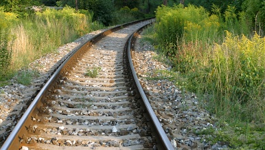 železniční trať - ilustrační obrázek