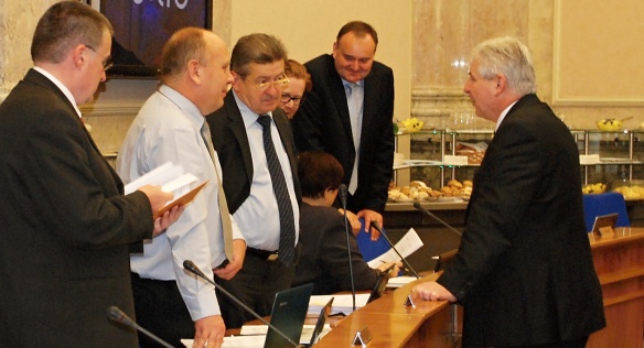 Premiér Jiří Rusnok a ministři před jednáním vlády, 6.11.2013