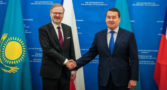 Předseda vlády Petr Fiala se setkal s premiérem Alikhanem Smailovem, 24. dubna 2023.