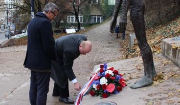 Členové Etické komise pro ocenění účastníků odboje a odporu proti komunismu Kaucký a Tomek u památníku v Praze na Újezdě, 17. listopadu 2016.