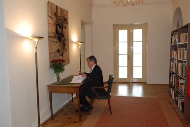 Ministr Dienstbier se zúčastnil pietního aktu u velvyslanectví Belgie a podepsal se do kondolenční knihy