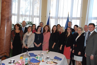 Společné foto po setkání ministra Dienstbiera s firemními dárci
