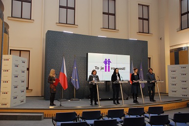 Odbor rovnosti žen a mužů Úřadu vlády ČR představil TV spoty kampaně „To je rovnost!“