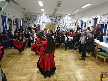 Delegace zástupců romské Rady a pracovníků Kanceláře Rady shlédla v Ostravě ve Vesničce soužití taneční vystoupení romských dívek z neziskové