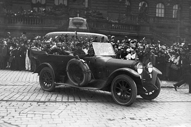 Generál Jan Syrový (v automobilu za řidičem) se vrací do vlasti 17. července 1920