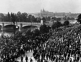 Pražané směřují oslavit vznik samostatného státu na tábor lidu na Žofíně (ČTK, 29. 10. 1918) 